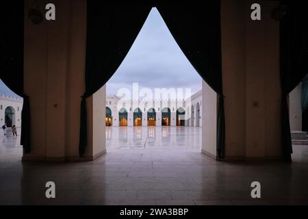 Le Caire, Egypte - 04 janvier 2024 : la mosquée d'Al Hakim, (Al Anwar), avec sol en marbre blanc. Il est nommé d'après Al-Hakim bi-Amr Allah Banque D'Images