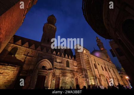 Le Caire, Egypte - décembre 24 2023 : le complexe Qalawun est un complexe pieux massif dans la rue Al-Muizz, dans le Vieux Caire Banque D'Images