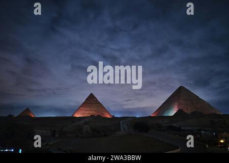 Gizeh, Egypte - décembre 24 2023 : les Pyramides et le Sphinx dans les lumières de la nuit Banque D'Images