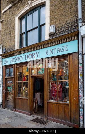 Magasin de vêtements vintage Hunky Dory à Brick Lane East London. Un magasin de vêtements Vintage dans Brick Lane de Londres dans l'East End. Banque D'Images