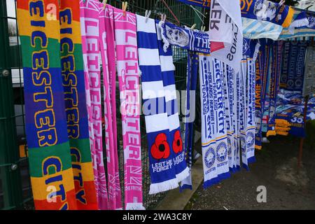 Leicester, Royaume-Uni. 01 janvier 2024. Foulards Leicester City à vendre avant le Sky Bet Championship Match Leicester City vs Huddersfield Town au King Power Stadium, Leicester, Royaume-Uni, le 1 janvier 2024 (photo de Gareth Evans/News Images) à Leicester, Royaume-Uni le 1/1/2024. (Photo Gareth Evans/News Images/Sipa USA) crédit : SIPA USA/Alamy Live News Banque D'Images