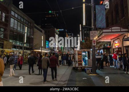 Vancouver, CANADA - 31 2023 décembre : vue sur Granville Street le soir du nouvel an. Des foules de gens boivent dans les boîtes de nuit et célèbrent le nouvel an Banque D'Images