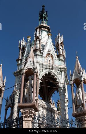 Genève, Suisse - 25 mars 2022 : le monument Brunswick est un mausolée construit en 1879 dans le jardin des Alpes pour commémorer Charles II, duc de BR Banque D'Images