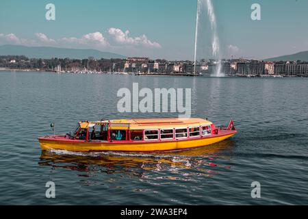 Genève, Suisse - 25 mars 2022 : le Jet d'eau est une grande fontaine de Genève, en Suisse, et est l'un des monuments les plus célèbres de la ville. Banque D'Images