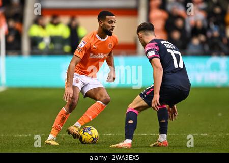 CJ Hamilton de Blackpool affronte Dylan Duffy de Lincoln Citypendant le match Sky Bet League 1 Blackpool vs Lincoln City à Bloomfield Road, Blackpool, Royaume-Uni, le 1 janvier 2024 (photo de Craig Thomas/News Images) Banque D'Images