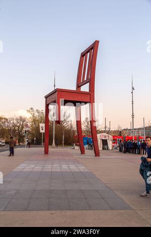 Genève, Suisse - 25 mars 2022 : Broken chair est une sculpture monumentale en bois conçue par l'artiste suisse Daniel Berset, et construite en carpent Banque D'Images