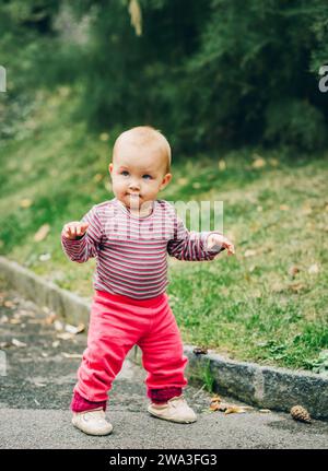 Adorable petite fille de 9-12 mois jouant dehors Banque D'Images