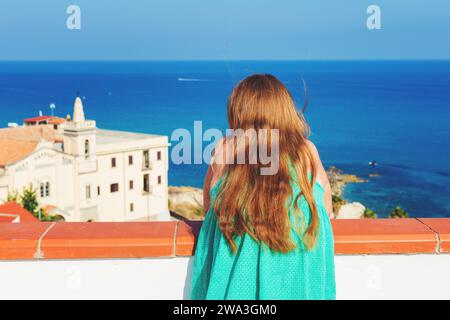 Petite fille d'enfant admoring belle vue sur la mer, image prise à Tropea, Calabre, sud de l'Italie Banque D'Images