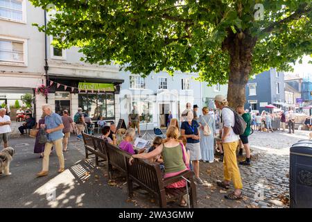 Centre-ville de Bridport, ville de marché dans le Dorset, résidents assis sur la place Bucky Doo le jour du marché, Angleterre, Royaume-Uni, 2023 Banque D'Images