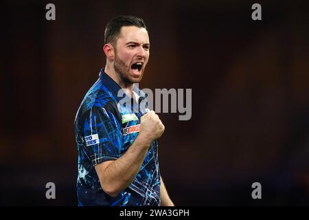 Luke Humphries célèbre sa victoire sur Dave Chisnall (non représenté) le 14e jour du Championnat du monde de fléchettes Paddy Power à Alexandra Palace, Londres. Date de la photo : lundi 1 janvier 2024. Banque D'Images