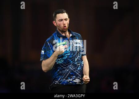 Luke Humphries célèbre sa victoire sur Dave Chisnall (non représenté) le 14e jour du Championnat du monde de fléchettes Paddy Power à Alexandra Palace, Londres. Date de la photo : lundi 1 janvier 2024. Banque D'Images