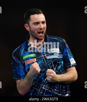 Luke Humphries célèbre sa victoire sur Dave Chisnall (non représenté) le 14e jour du Championnat du monde de fléchettes Paddy Power à Alexandra Palace, Londres. Date de la photo : lundi 1 janvier 2024. Banque D'Images