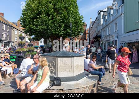 Centre-ville de Bridport, ville de marché dans le Dorset, résidents assis sur la place Bucky Doo le jour du marché, Angleterre, Royaume-Uni, 2023 Banque D'Images