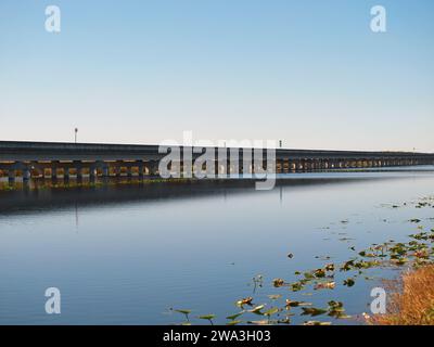 Everglades, Floride, États-Unis - 1 janvier 2024 : construction d'un pont dans le sentier Tamiami dans le cadre de la restauration du débit d'eau dans les Everglades. Banque D'Images