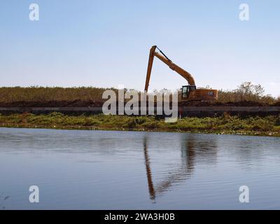 Everglades, Floride, États-Unis - 1 janvier 2024 : équipement lourd impliqué dans les travaux de restauration des Everglades le long de la piste Tamiami. Banque D'Images