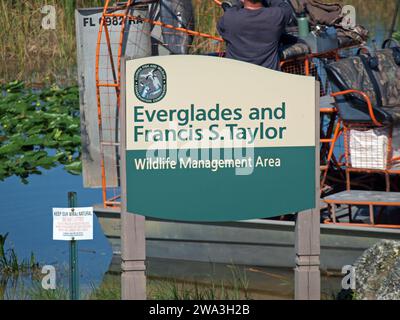 Miami, Floride, États-Unis - 01/01/2024 : panneau dans la rampe d'accès des Everglades et Francis S. Taylor Wildlife Management Area à l'ouest de la ville. Banque D'Images