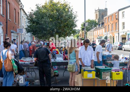 Bridport dans l'ouest du Dorset, jour de marché dans la ville et stallholders vendant des marchandises et des articles de leurs étals, Angleterre, Royaume-Uni, jour ensoleillé en 2023 Banque D'Images