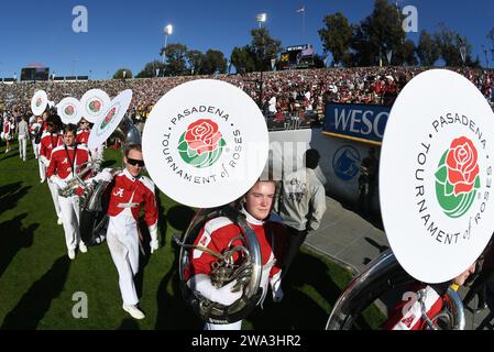 Pasadena, États-Unis. 01 janvier 2024. Les membres de l'Alabama Crimson Tide Marching Band prennent le terrain avant le début du match de football NCAA du Rose Bowl 2024 contre les Wolverine du Michigan au Rose Bowl à Pasadena, en Californie, le lundi 1 janvier 2024. Photo de Jon SooHoo/UPI crédit : UPI/Alamy Live News Banque D'Images