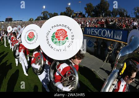 Pasadena, États-Unis. 01 janvier 2024. Les membres de l'Alabama Crimson Tide Marching Band prennent le terrain avant le début du match de football NCAA du Rose Bowl 2024 contre les Wolverine du Michigan au Rose Bowl à Pasadena, en Californie, le lundi 1 janvier 2024. Photo de Jon SooHoo/UPI crédit : UPI/Alamy Live News Banque D'Images