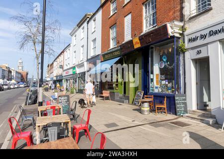 Bridport Dorset, centre-ville et magasins shoppers le long de la rue est sur une journée ensoleillée de septembre, ville anglaise, Angleterre, Royaume-Uni, 2023 Banque D'Images