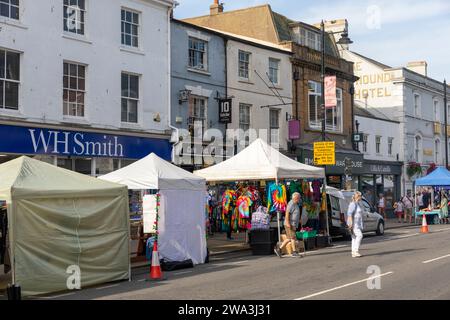 Bridport dans l'ouest du Dorset, jour de marché dans la ville et stallholders vendant des marchandises et des articles de leurs étals, Angleterre, Royaume-Uni, jour ensoleillé en 2023 Banque D'Images