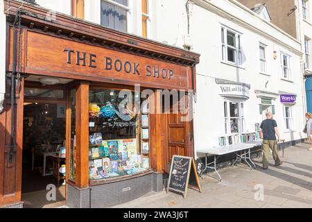 Bridport Dorset, le magasin de livres traditionnel vendant la gamme de livres neufs et d'occasion, Angleterre, Royaume-Uni, septembre 2023 Banque D'Images