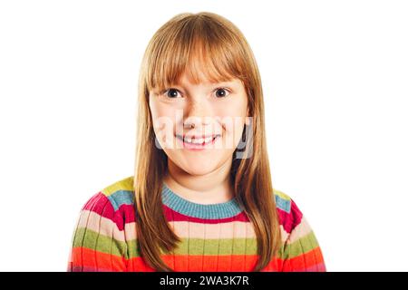 Photo de studio de la jeune petite fille de 9-10 ans, portant un pull coloré, fond blanc Banque D'Images