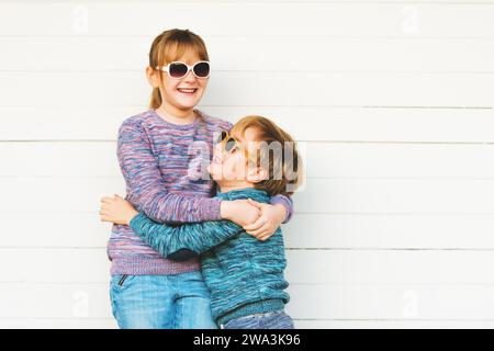 Mode enfants à l'extérieur, portant des pull-overs tricotés et des lunettes de soleil Banque D'Images