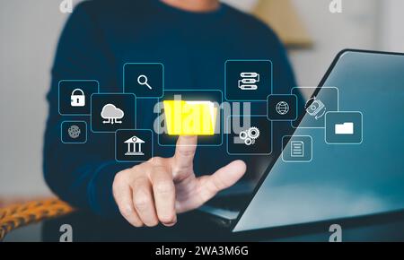 Système de gestion de documents DMS, icône de dossier de pointage d'homme d'affaires pour utiliser le logiciel de technologie pour le document de gestion, Smart office sans papier, numérique d Banque D'Images