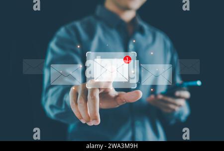 Nouveau concept de notification par e-mail, Business People touch e-mail icon, campagne de marketing en ligne, communication et marketing numérique, boîte de réception réception elec Banque D'Images