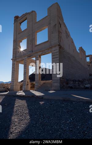 Sunstar à travers le Cook Bank Building, Rhyolite, Nevada Banque D'Images