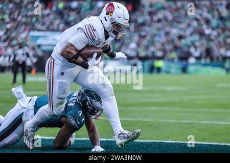 Philadelphie, Pennsylvanie, États-Unis. 31 décembre 2023. JAMES CONNER (6 ans), le coureur arrière des Cardinals de l'Arizona, attrape la passe du touchdown lors d'un match de la semaine 17 entre les Eagles de Philadelphie et les Cardinals de l'Arizona dimanche, au Lincoln Financial Field. (Image de crédit : © Saquan Stimpson/ZUMA Press Wire) USAGE ÉDITORIAL SEULEMENT! Non destiné à UN USAGE commercial ! Banque D'Images