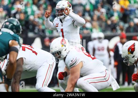 Philadelphie, Pennsylvanie, États-Unis. 31 décembre 2023. Le quarterback des Arizona Cardinals KYLER MURRAY (1) en action lors d'un match de la semaine 17 entre les Eagles de Philadelphie et les Arizona Cardinals dimanche, au Lincoln Financial Field. (Image de crédit : © Saquan Stimpson/ZUMA Press Wire) USAGE ÉDITORIAL SEULEMENT! Non destiné à UN USAGE commercial ! Banque D'Images