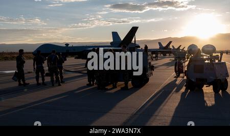 Des aviateurs des 9e et 29e unités de maintenance d'aéronefs se préparent pour un exercice Hellfire à la base aérienne de Holloman, au Nouveau-Mexique, le 28 août 2023. Les exercices Hellfire démontrent les capacités des MQ-9 Reapers et garantissent que les aviateurs de Holloman sont capables de mission et prêts au combat. (Photo de l'US Air Force par l'aviateur de 1e classe Michelle Ferrari) Banque D'Images