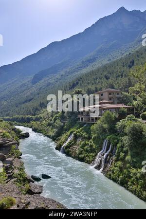 Un restaurant avec terrasse est situé entre deux cascades directement sur la rivière Vjosa, Kelcyre gorge, Kelcyre, Albanie, Europe Banque D'Images