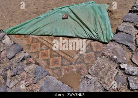 Mosaïque de sol couverte et murs de fondation, excavation d'une église chrétienne primitive à Lin sur le lac Ohrid, Lin, Albanie, Europe Banque D'Images