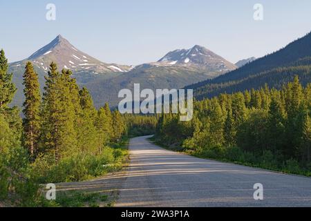 Une route étroite et sans circulation traverse un paysage montagneux accidenté, une nature sauvage, Stewart Cassiar Highway, Colombie-Britannique, Canada, Amérique du Nord Banque D'Images