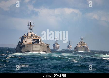 230323-N-NT811-1003 Océan Pacifique - (23 mars 2023) – navire de combat côtier USS Kansas City (LCS 22) (l-r), destroyers de missiles guidés USS Kidd (DDG 100), USS Hopper (DDG 70) et Gabrielle Giffords (LCS 10) (r) effectuer un transit simulé de détroits en cours dans la zone d’opérations de la 3e flotte tout en menant une formation tactique avancée en guerre de surface (SWATT). SWATT est le premier entraînement tactique avancé de la Marine pour la flotte de surface afin de s’assurer que les unités sont compétentes, compétentes et dans tous les domaines de combat. L'événement d'entraînement intense de plusieurs semaines est donné sous la direction de N. Banque D'Images