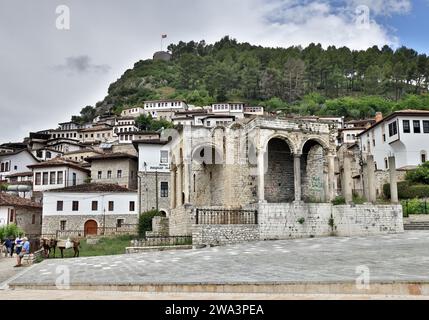 Palais de Pacha en face du quartier de Mangalem et de la colline du château, Berat, Albanie, Europe Banque D'Images