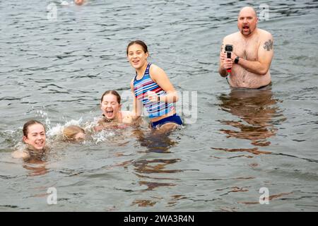 Canada. 01 janvier 2024. VANCOUVER, COLOMBIE-BRITANNIQUE - 01 JANVIER : les participants plongent dans les eaux glaciales.les gens participent à l'ours polaire annuel du jour de l'an à Port Moody, Colombie-Britannique, le lundi 1 janvier 2024. (Photo Tomaz Jr/PxImages) crédit : PX Images/Alamy Live News Banque D'Images