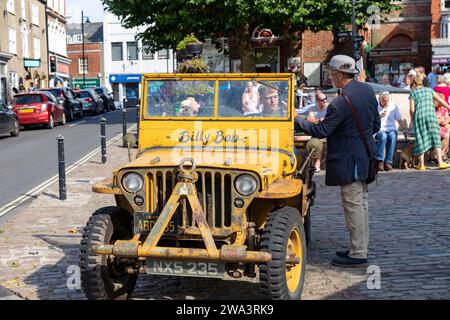 Bridport Dorset, véhicule de style jeep jaune classique vintage garé sur la place Bucky Doo le jour du marché, Angleterre, Royaume-Uni, 2023 Banque D'Images