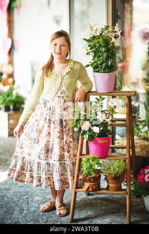 Portrait en plein air de jolie fille de 9-10 ans, portant une longue robe d'été Banque D'Images