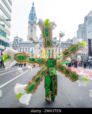 Philadelphie, États-Unis. 01 janvier 2024. Les groupes se produisent alors qu'ils défilent sur Broad Street lors de la Mummers Parade 2024 lundi 01 janvier 2024 à Broad Street à Philadelphie, en Pennsylvanie. ( Crédit : William Thomas Cain/Alamy Live News Banque D'Images