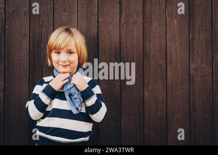 portrait de mode d'adorable petit garçon de 4-5 ans, portant des rayures bleu et blanc sweat-shirt Banque D'Images