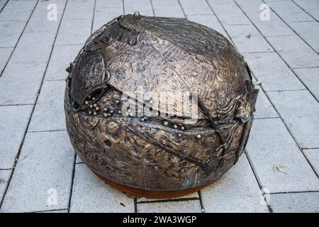 Contributions autochtones sculpture en bronze sur la rue Peel au centre-ville de Montréal, Québec, Canada Banque D'Images