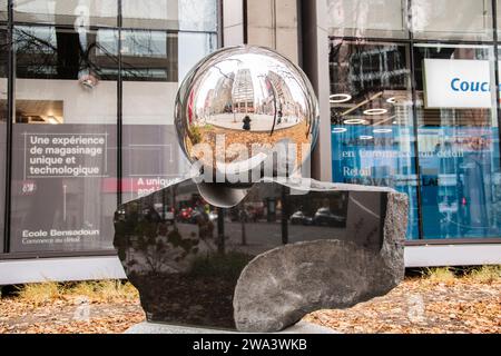 Sculpture de sphère réfléchissante au centre-ville de Montréal, Québec, Canada Banque D'Images