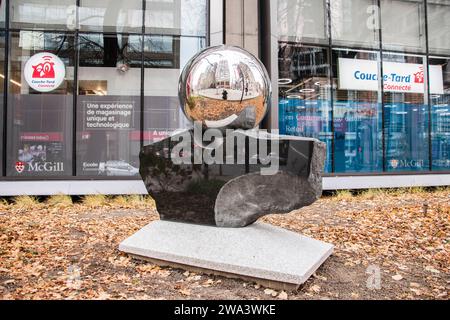 Sculpture de sphère réfléchissante au centre-ville de Montréal, Québec, Canada Banque D'Images