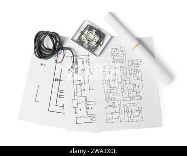 Schémas de câblage, fils et interrupteur d'éclairage démonté isolés sur blanc, vue de dessus Banque D'Images