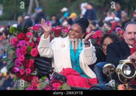 Los Angeles, États-Unis. 01 janvier 2024. Tournoi de Roses Grand Marshal Audra McDonald Waves lors de la 135e Rose Parade à Pasadena. Crédit : SOPA Images Limited/Alamy Live News Banque D'Images