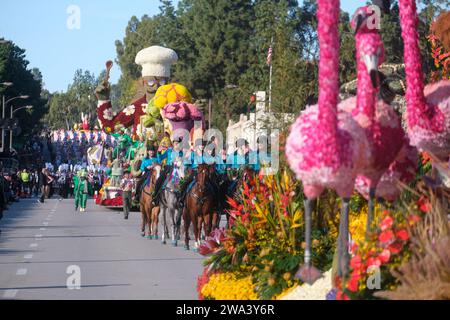 Los Angeles, États-Unis. 01 janvier 2024. Des chars de parade se produisent le long de Colorado Boulevard lors de la 135e Rose Parade à Pasadena. Crédit : SOPA Images Limited/Alamy Live News Banque D'Images